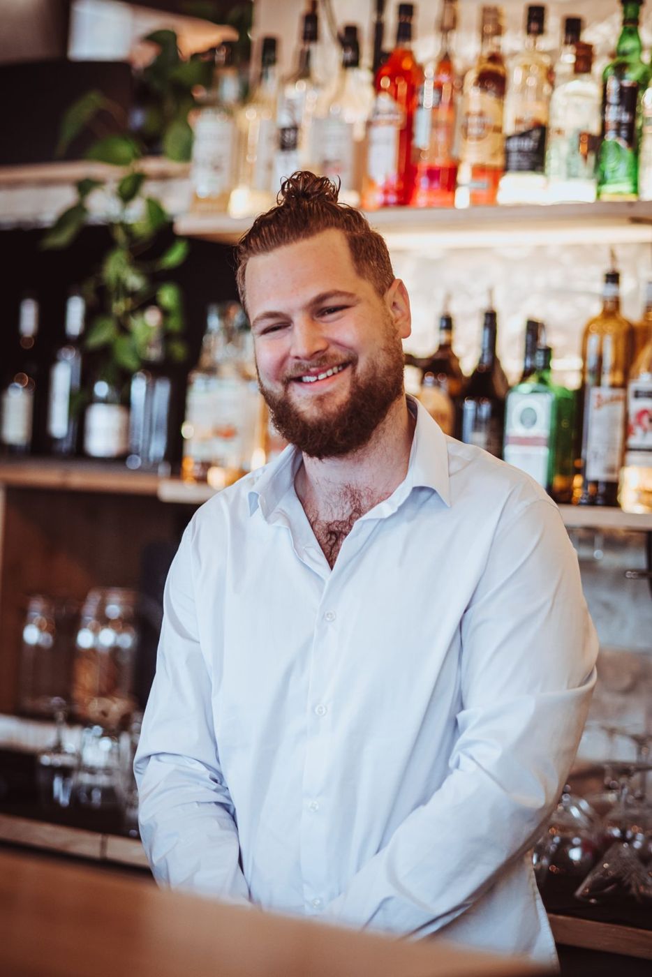 Le barman du Filanthrope derrière le comptoir