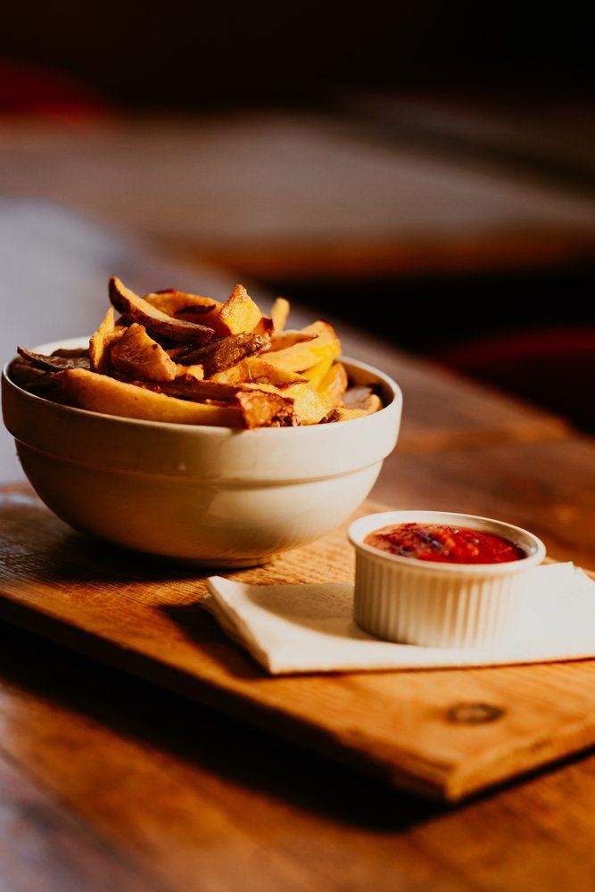 Bol de frites maison avec son ketchup
