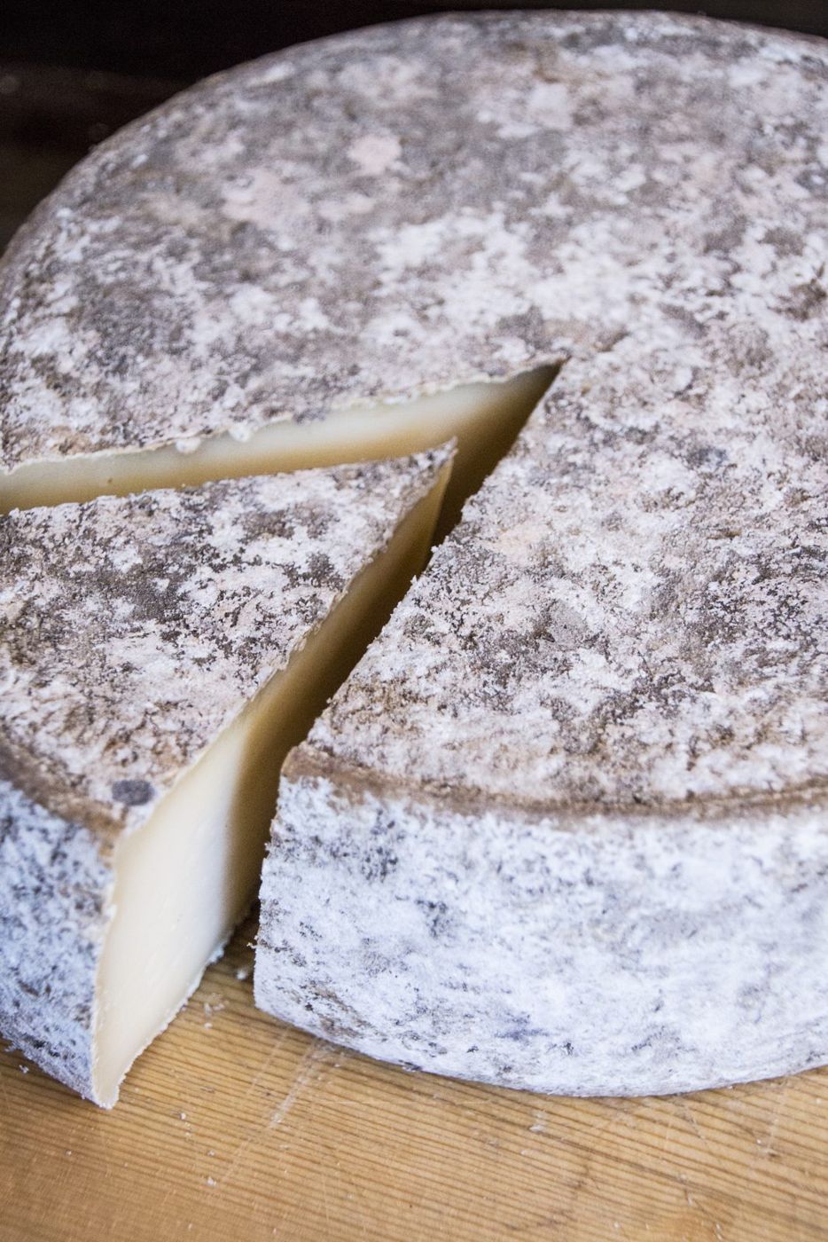 Fromage de la région entamé sur une planche