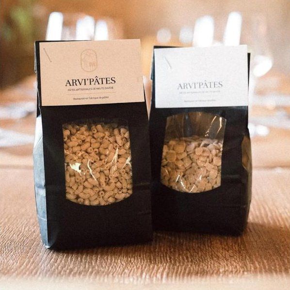 Deux paquets de pâtes sèches Arvi'Pâtes posés sur une table du restaurant