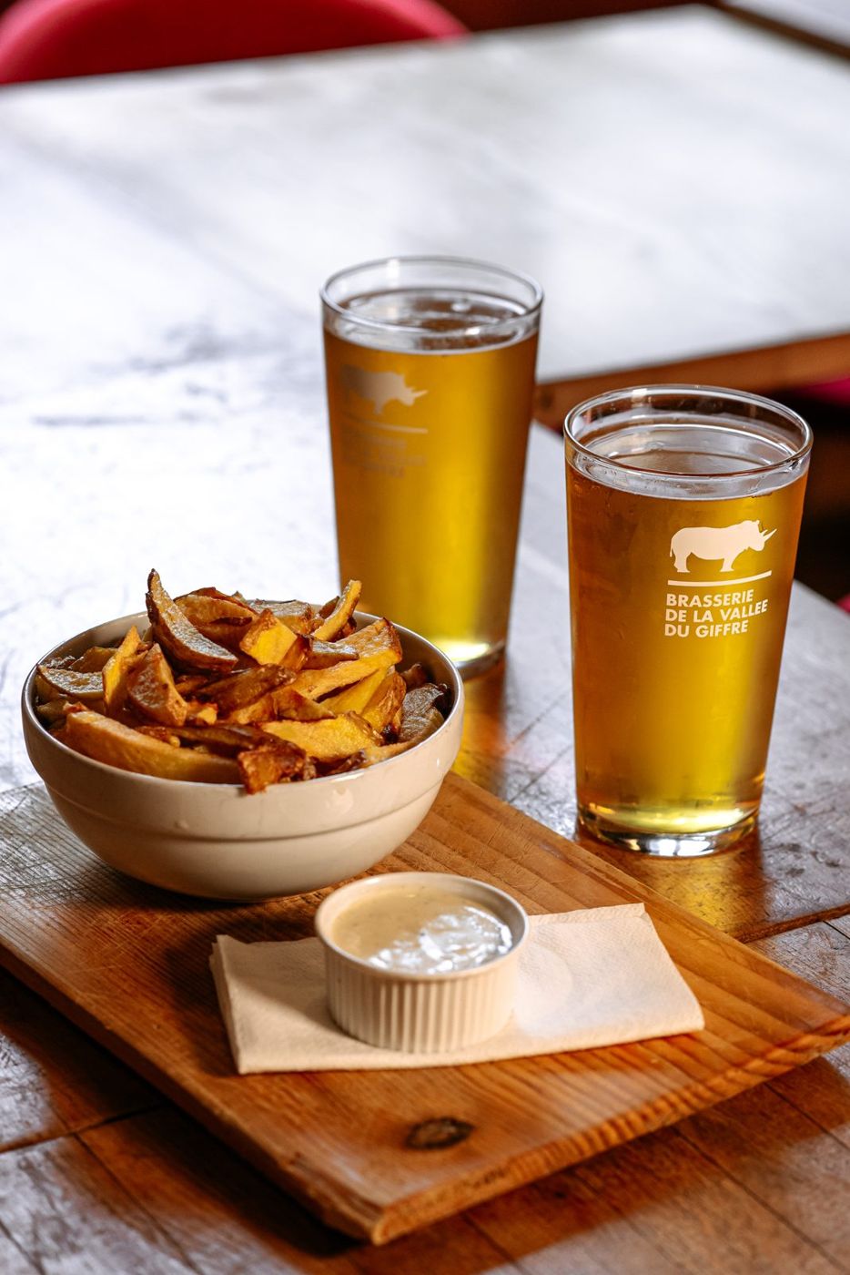 Deux pintes de blonde et un bol de frites maison à l'heure de l'happy hour