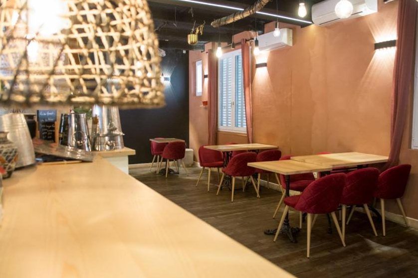 Salle de l'étage du Filanthrope avec ses fauteuils rouges