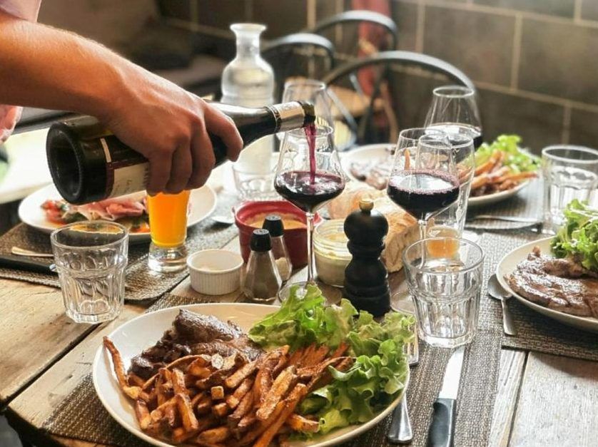 Tablée du midi au Filanthrope : pièce de bœuf, frites maison et verre de vin